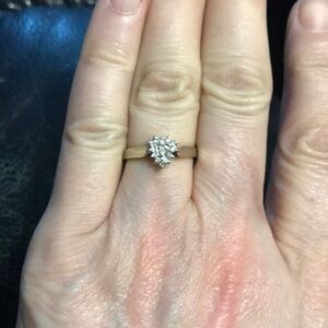 Elegant Gold and Diamond Women's Ring